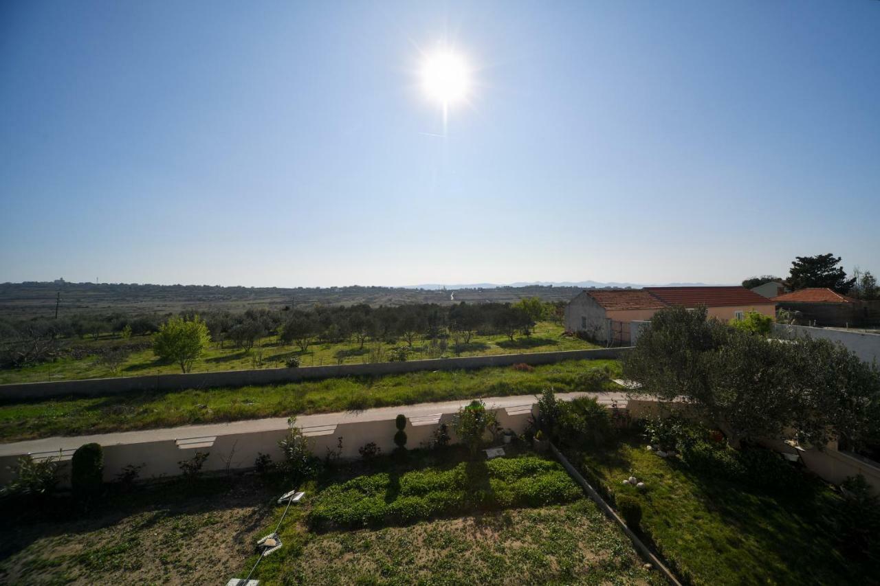 Отель Apartman Novokmet-Crno Задар Экстерьер фото