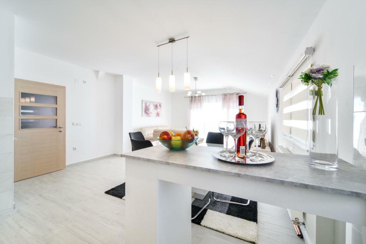 Отель Apartman Novokmet-Crno Задар Экстерьер фото